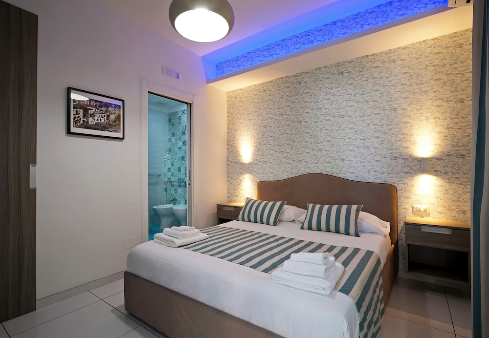 STANDARD, QUEEN BED