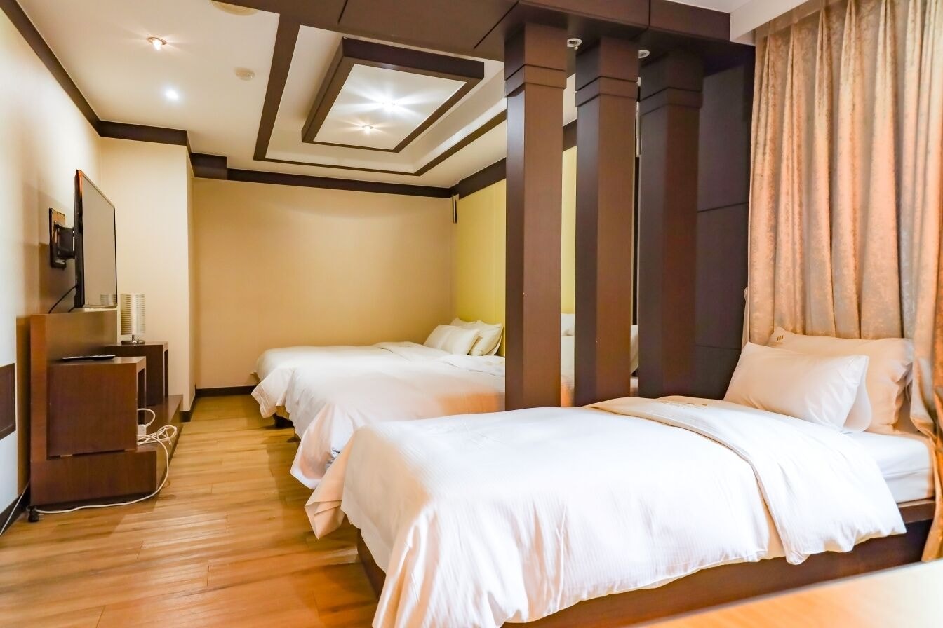 Business, Suite, Single Bed, 2 Queen Beds, Charlot Castle Hotel 4/4