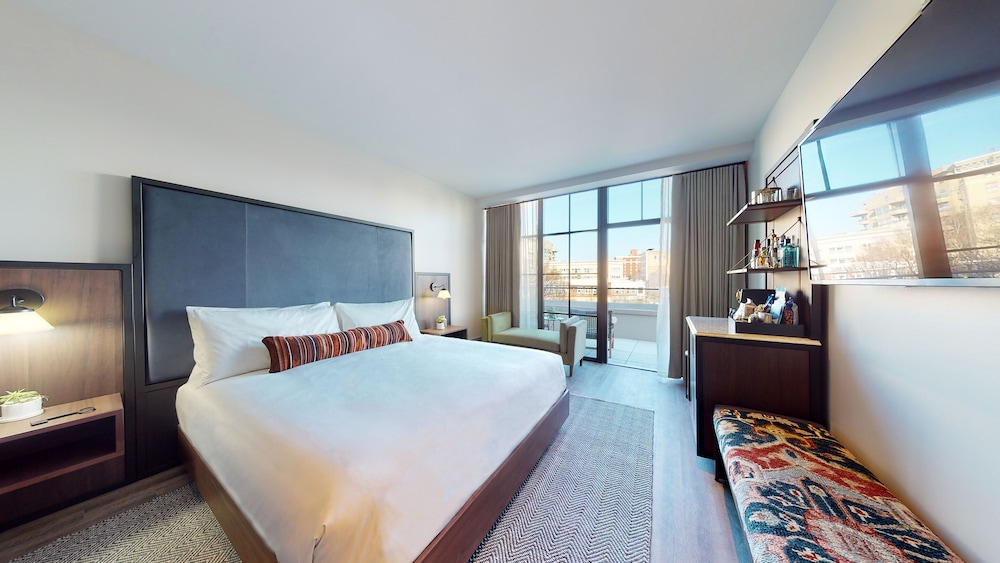 SIGNATURE, SUITE, KING BED, TERRACE, ACCESSIBLE