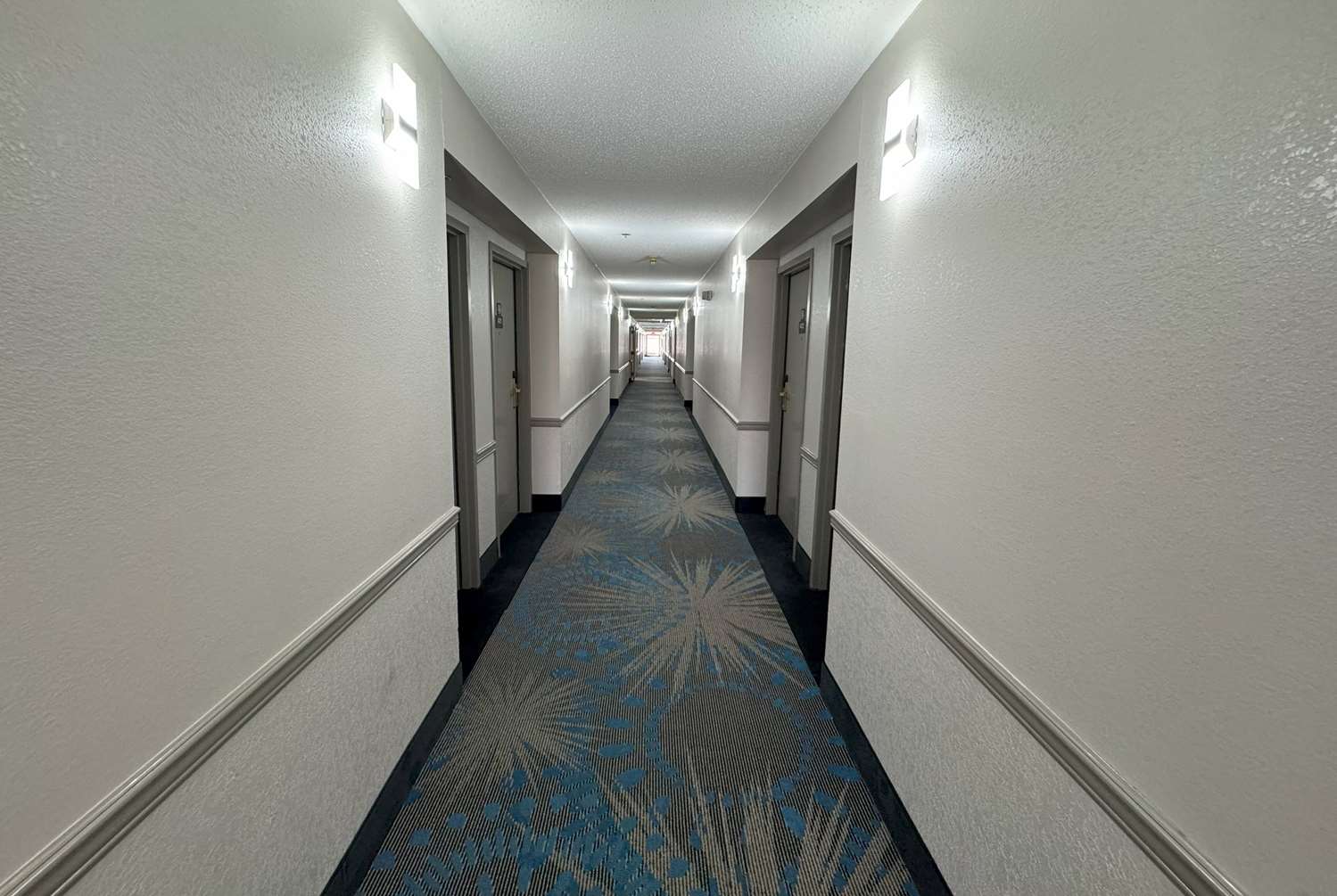 Days Inn & Suites By Wyndham Cedar Rapids 9/27