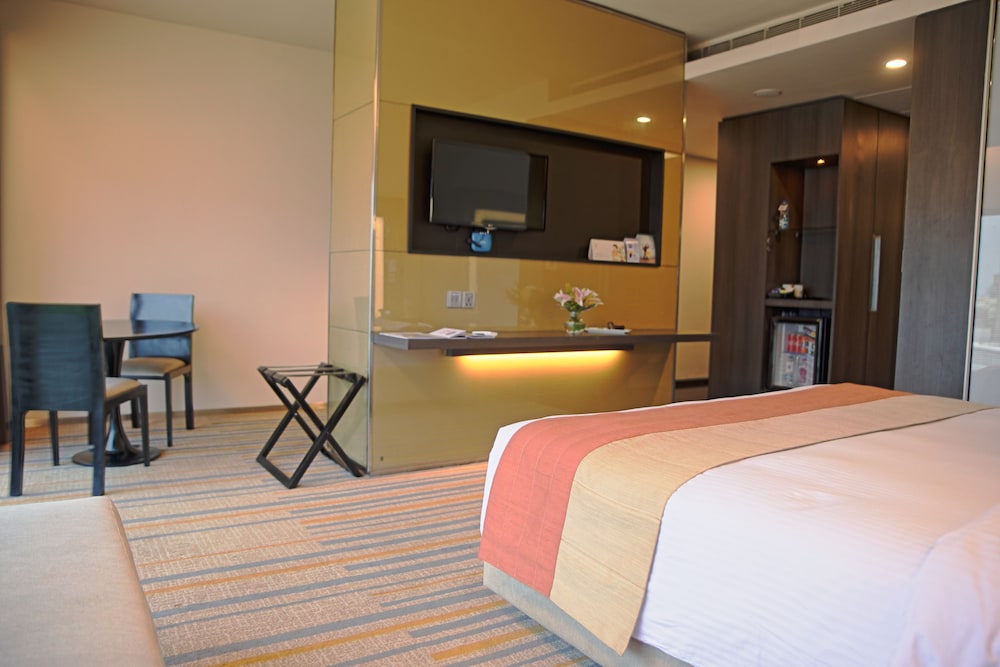 NOVOTEL KOLKATA HOTEL AND RESIDENCES 24/74