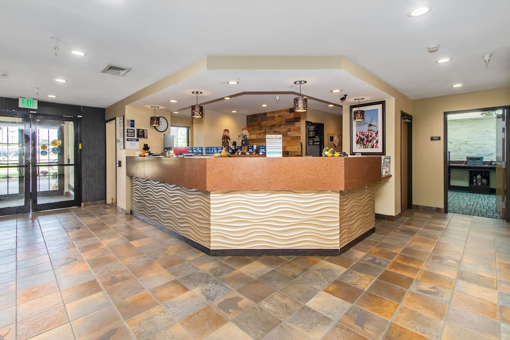 White Pines Inn & Suites of Holland 8/48