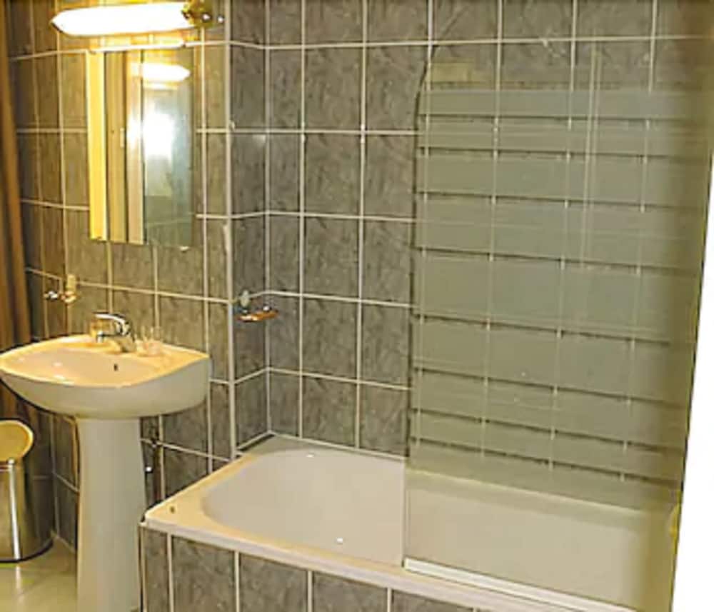 Hotel Ferney Republique 23/25