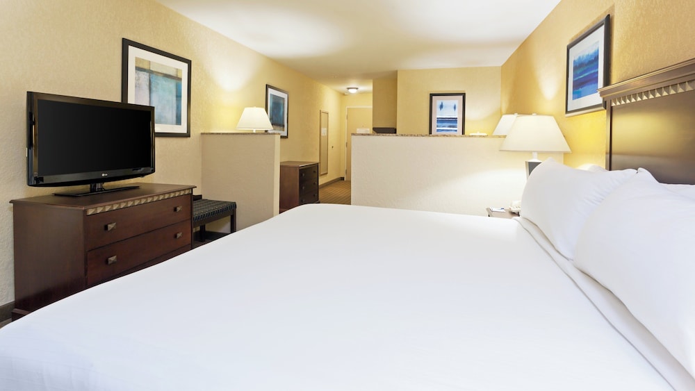Suite, King Bed, Living Area