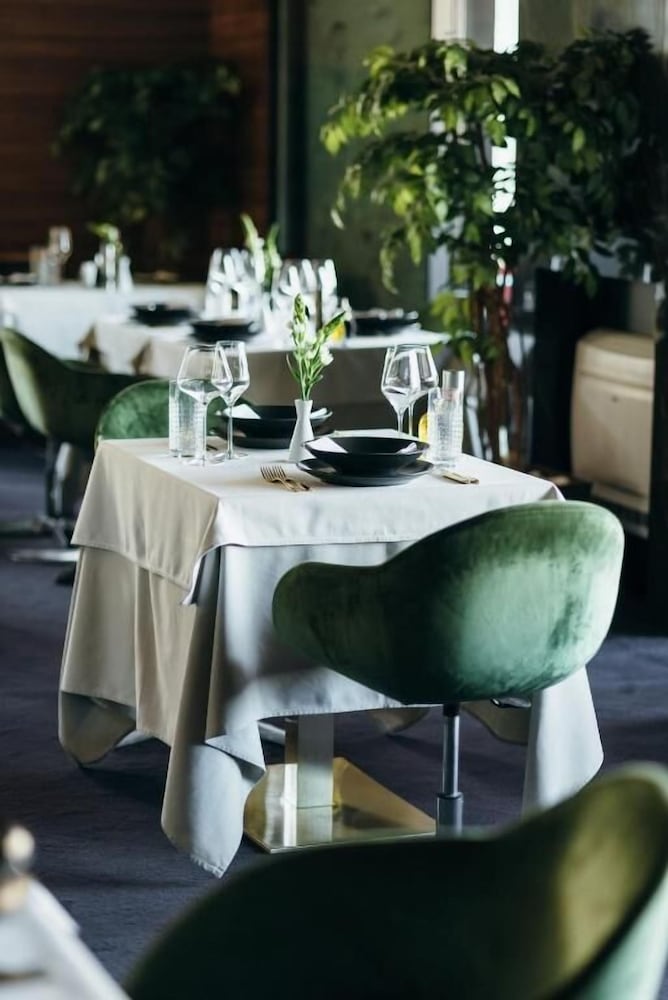 Ambassador Hotel 38/50