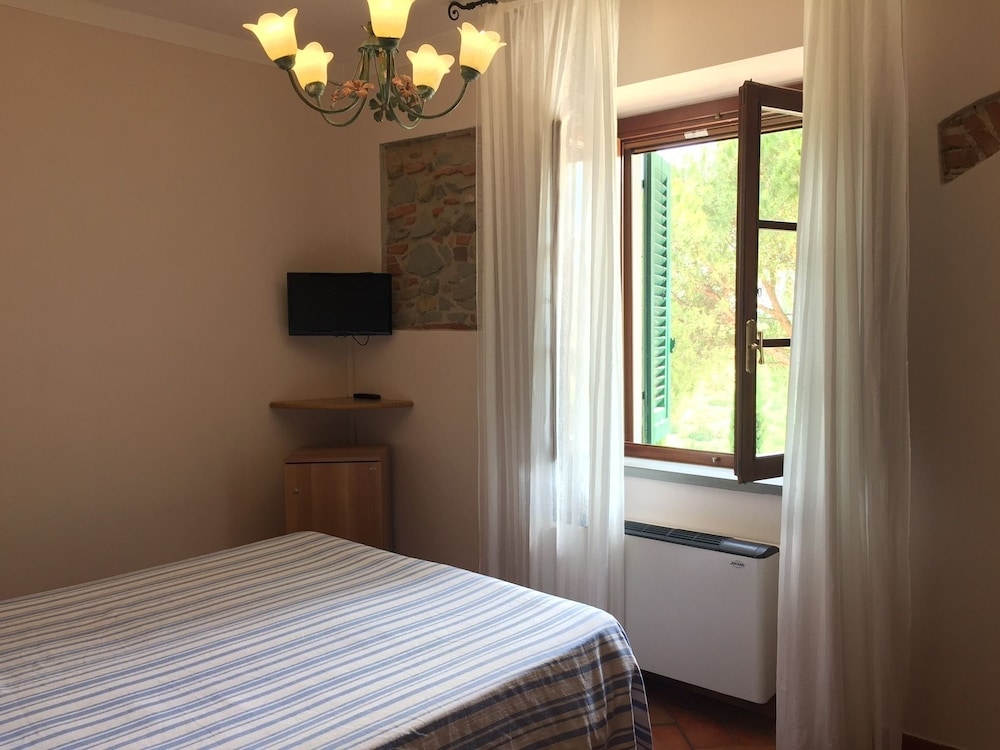 Room at Agriturismo Isola Verde, CERRETO GUIDI