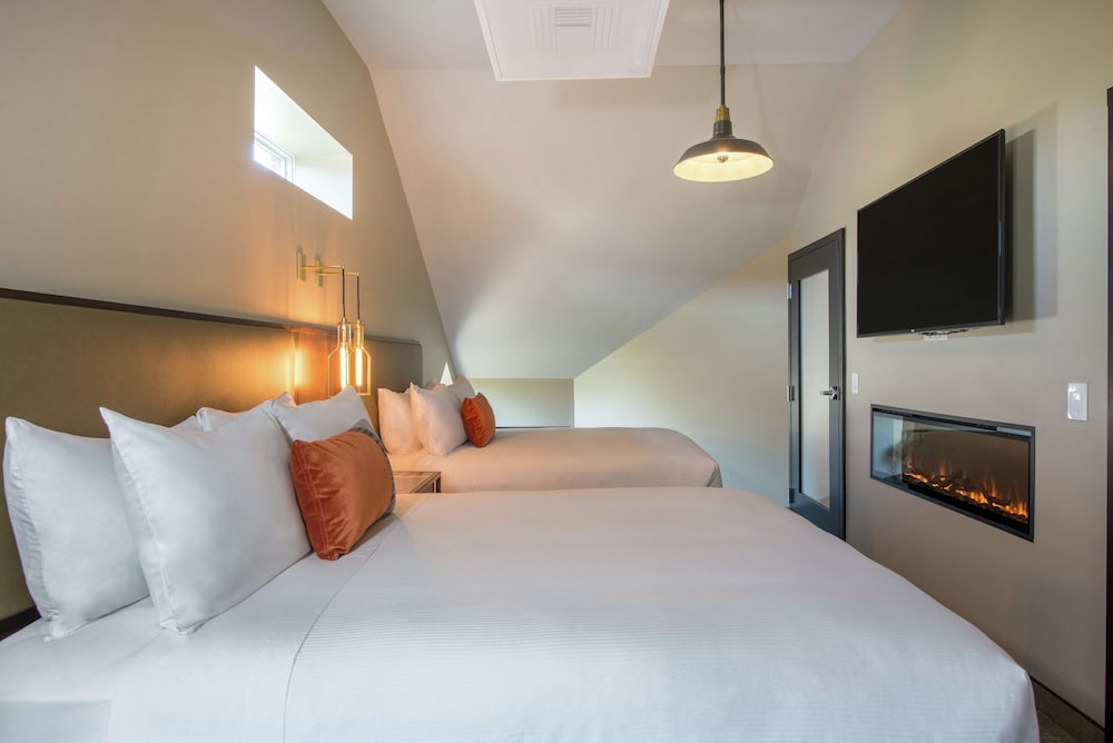 Hotel Saranac Curio Collection By Hilton 10/63