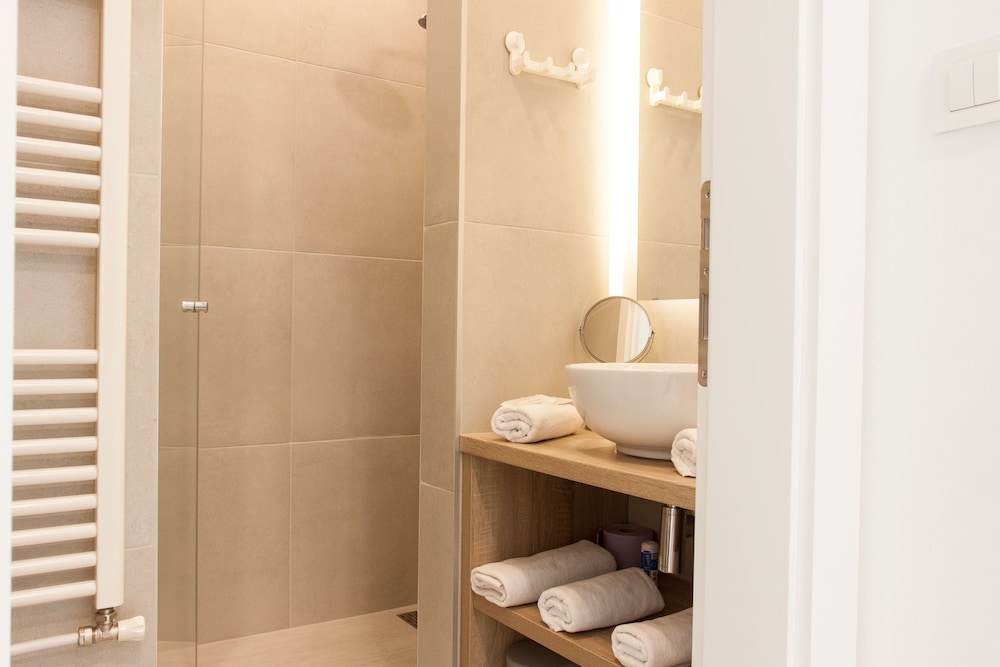 Tesla Boutique Apartments & Rooms 48/50