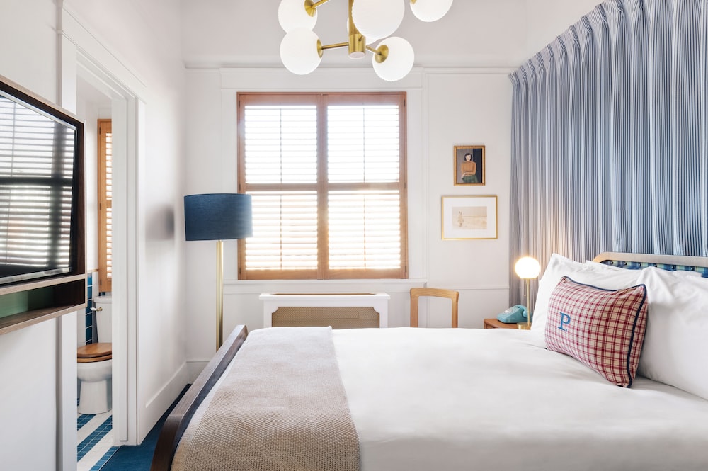 BASIC, QUEEN BED, ACCESSIBLE