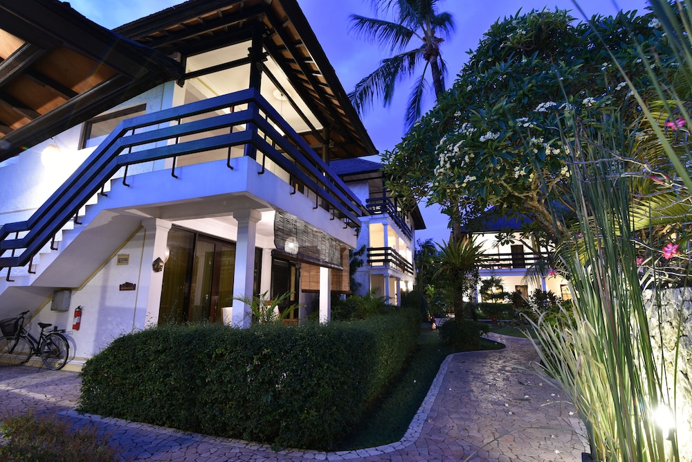 PALM GARDEN HOTEL 30/33
