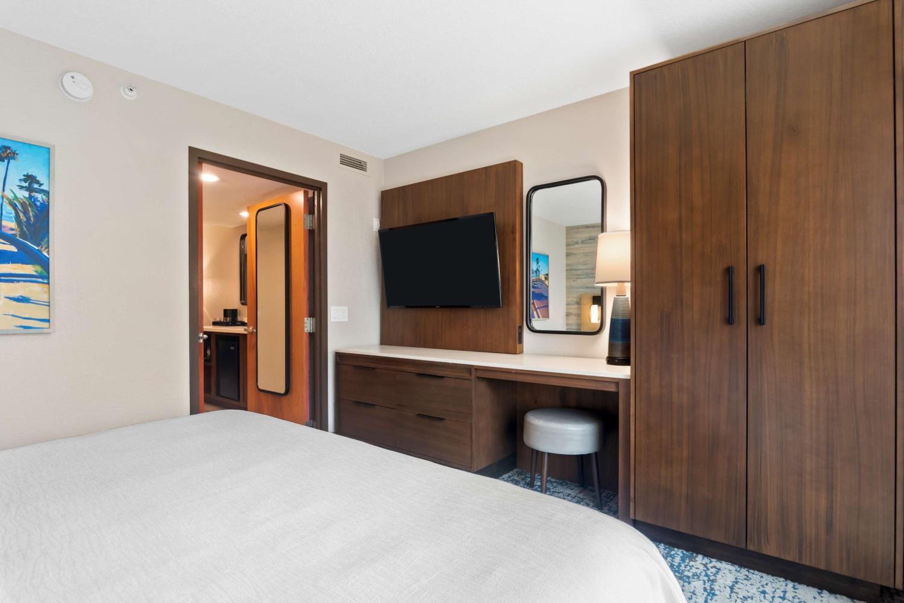 2 Bedrooms, Suite, King Bed, Fireworks View, Corner