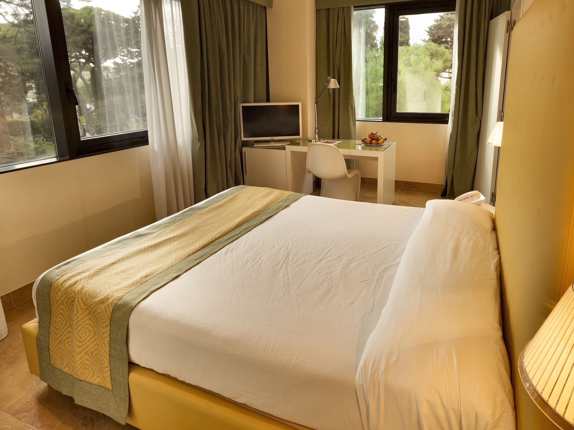 DELUXE, DOUBLE BED