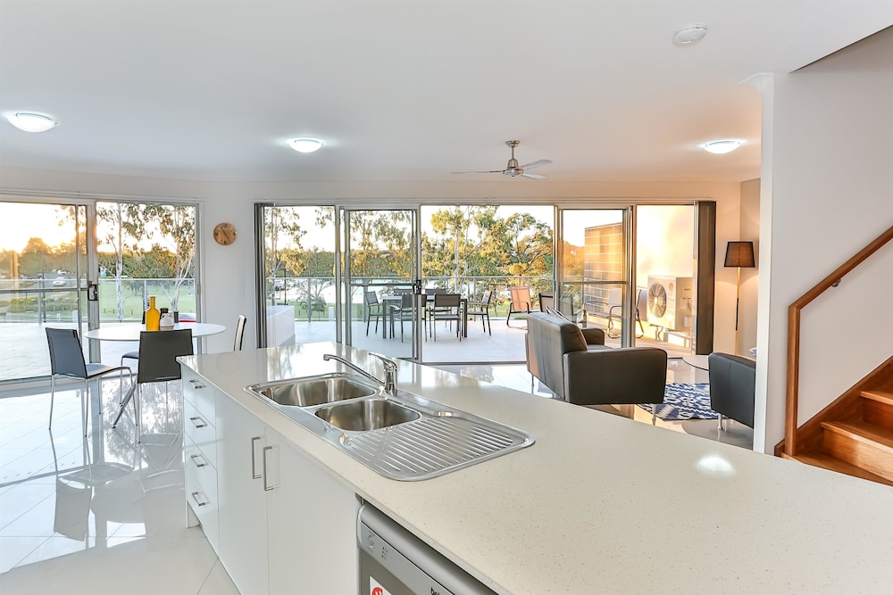 Best Western Plus North Lakes Hotel 29/50