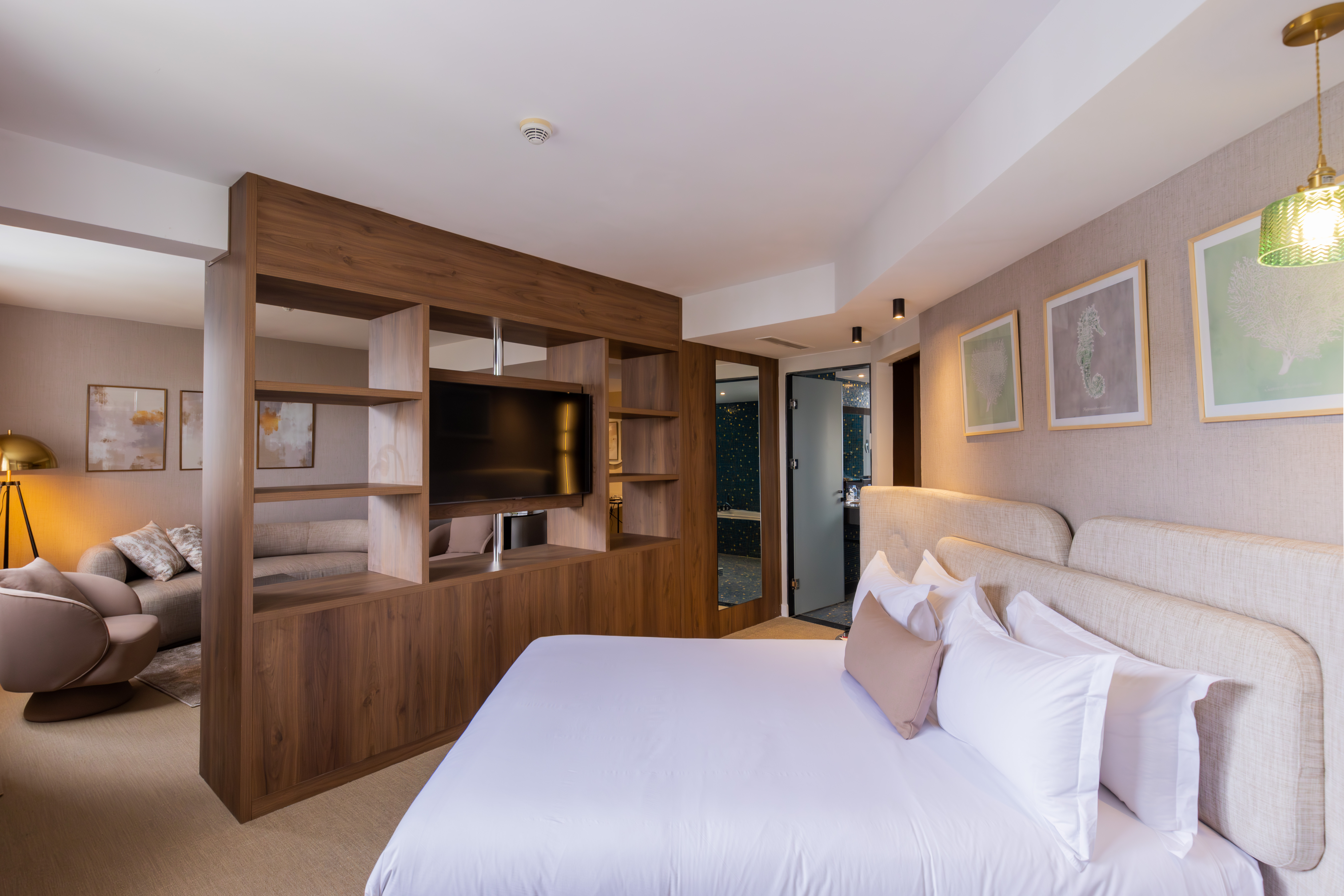 Executive Suite, King Size Bed, Pool View