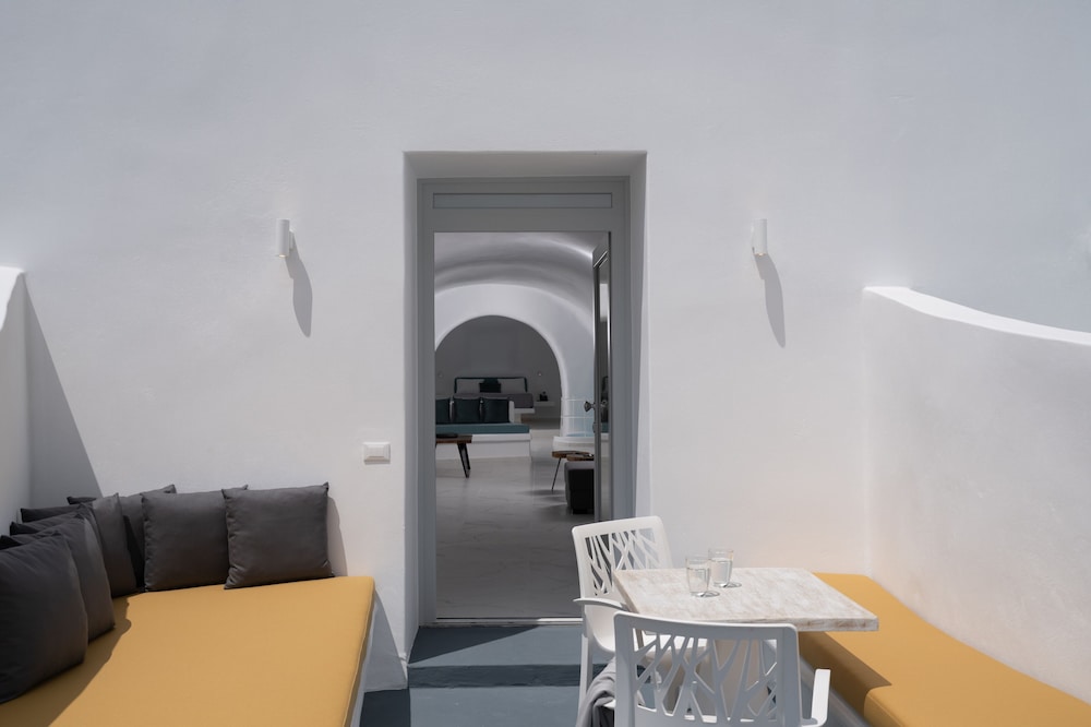 White Concept Caves - Adults Only 25/34