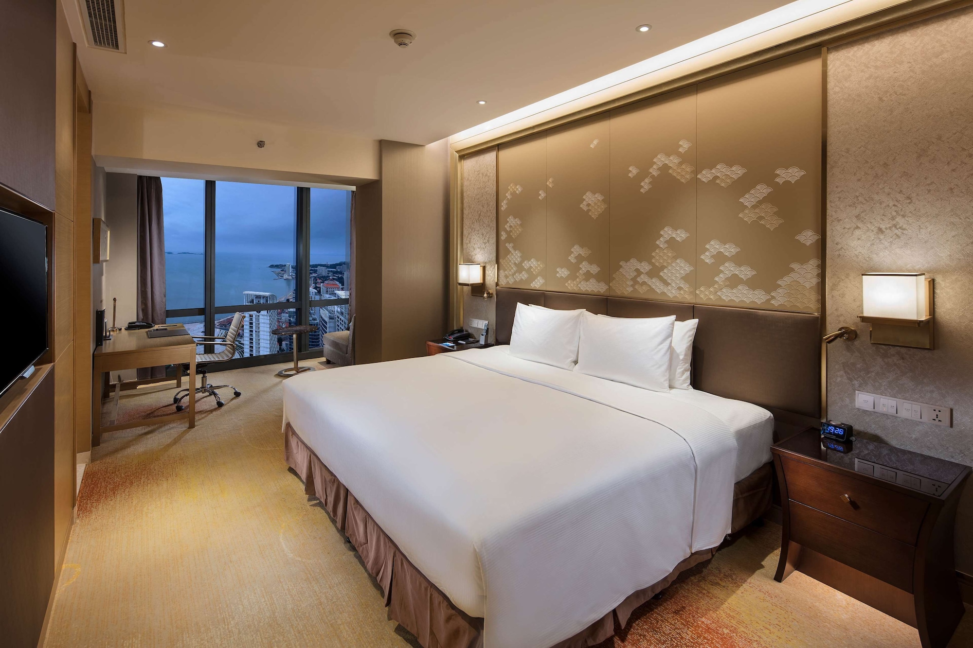 GUEST ROOM, KING BED, SEA VIEW