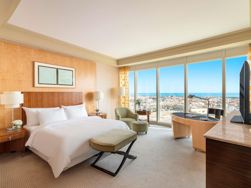 DELUXE, KING BED