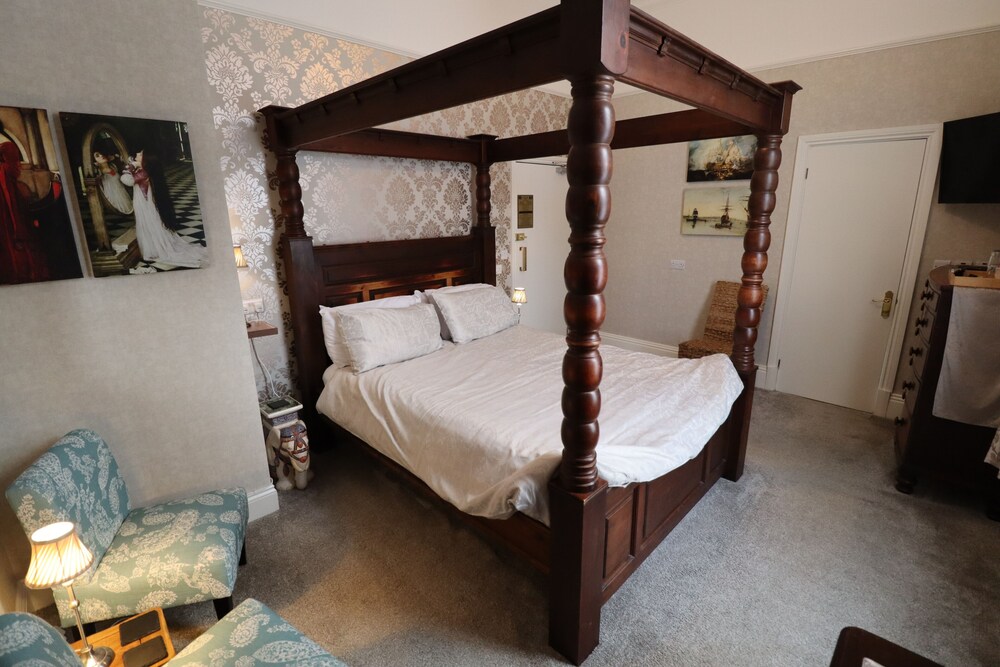 FOUR POSTER, DOUBLE BED