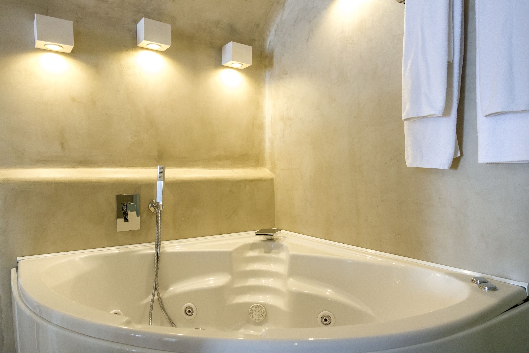 Junior Suite, Queen Bed, Caldera View, Outdoor Jetted Tub، La Perla Villas And Suites Adults Only 3/5