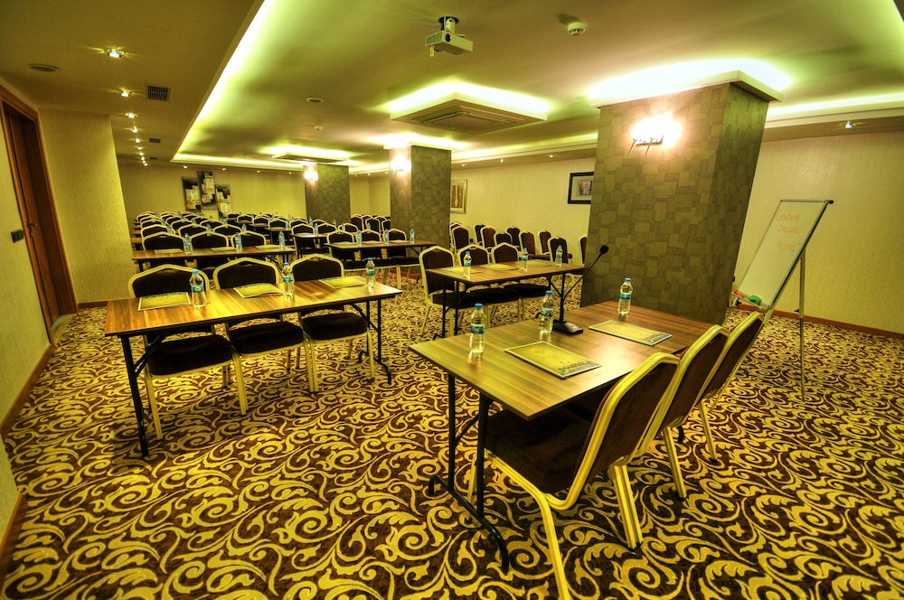 Golden Deluxe Hotel 34/39