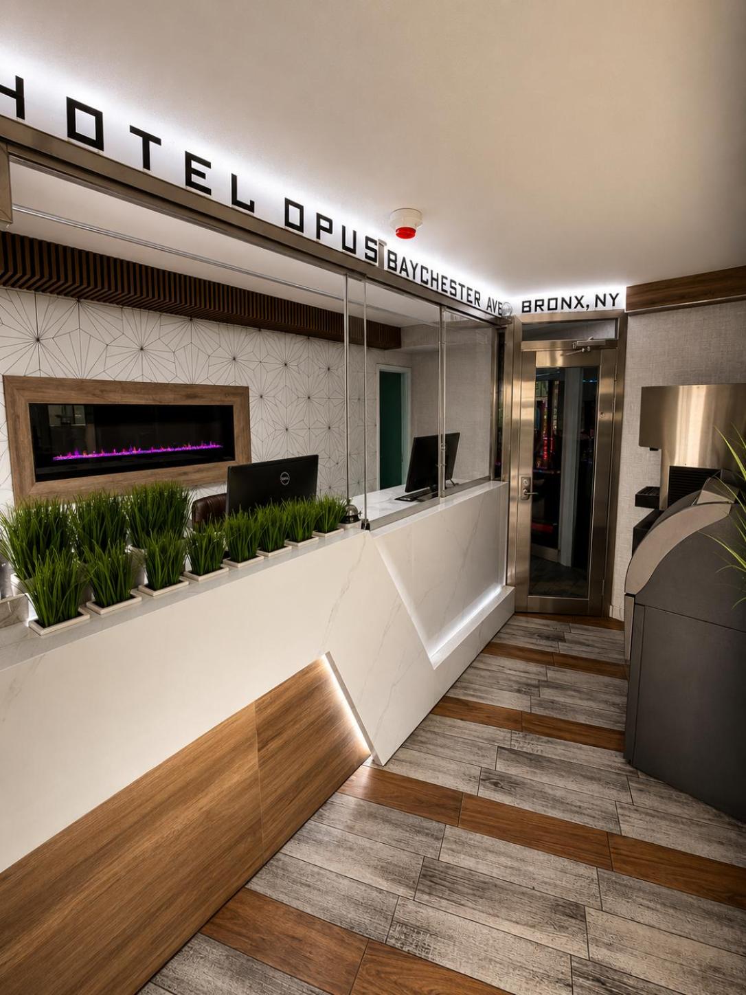 Hotel OPUS Bronx Near Bay Plaza Mall 15/46