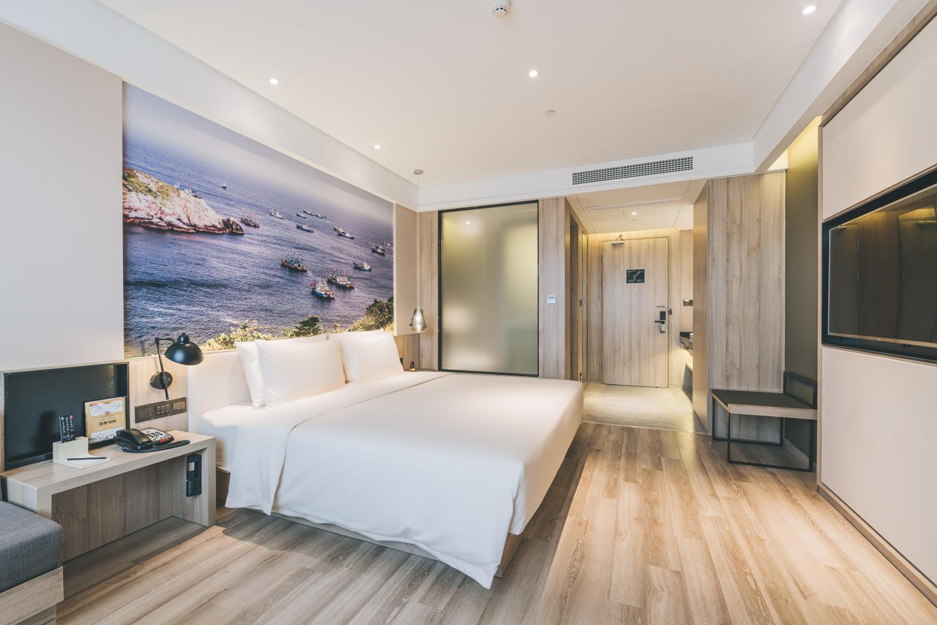 Elegant, Queen Bed