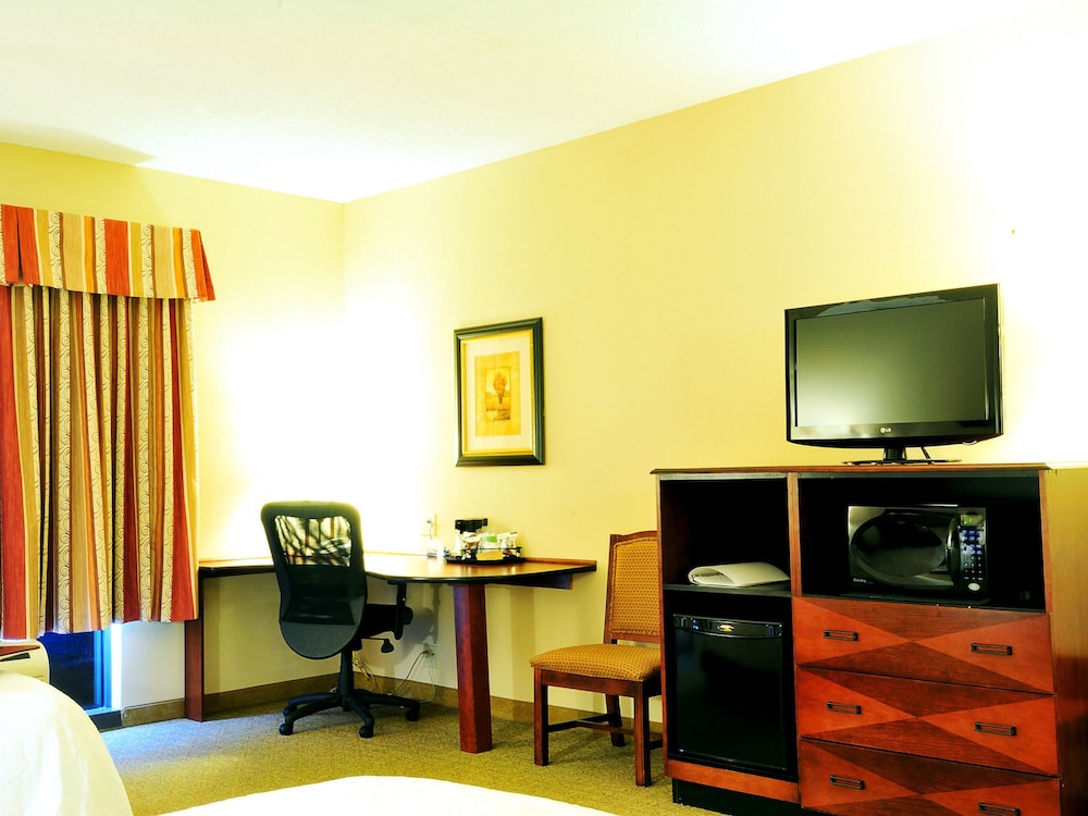 Hampton Inn Fayetteville 68/73