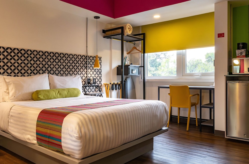 SUITE, QUEEN BED