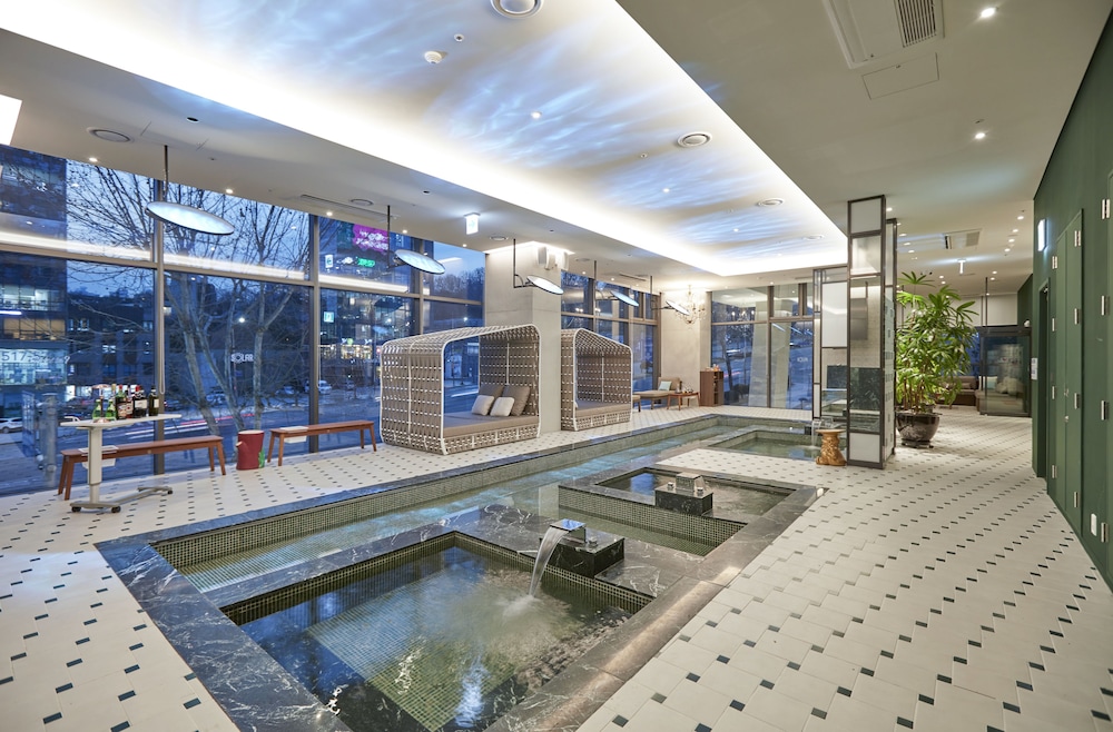 Hotel In 9 10/66