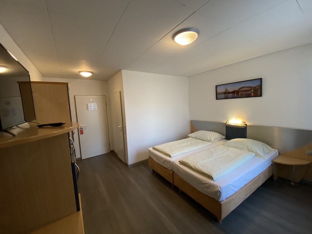 ROOM, DOUBLE BED