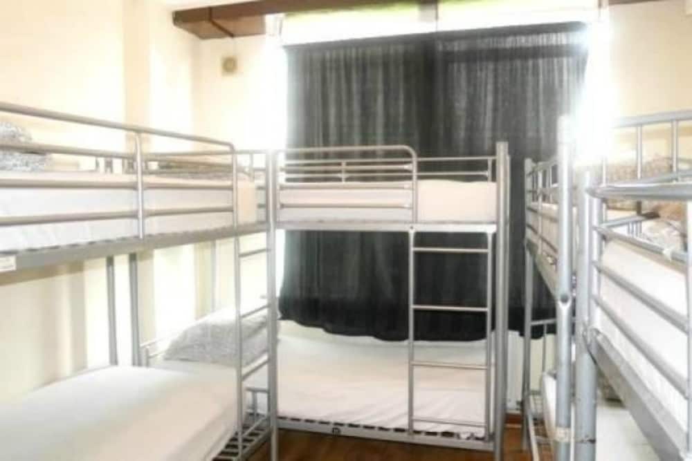 Kensal Green Backpackers 1 3/56