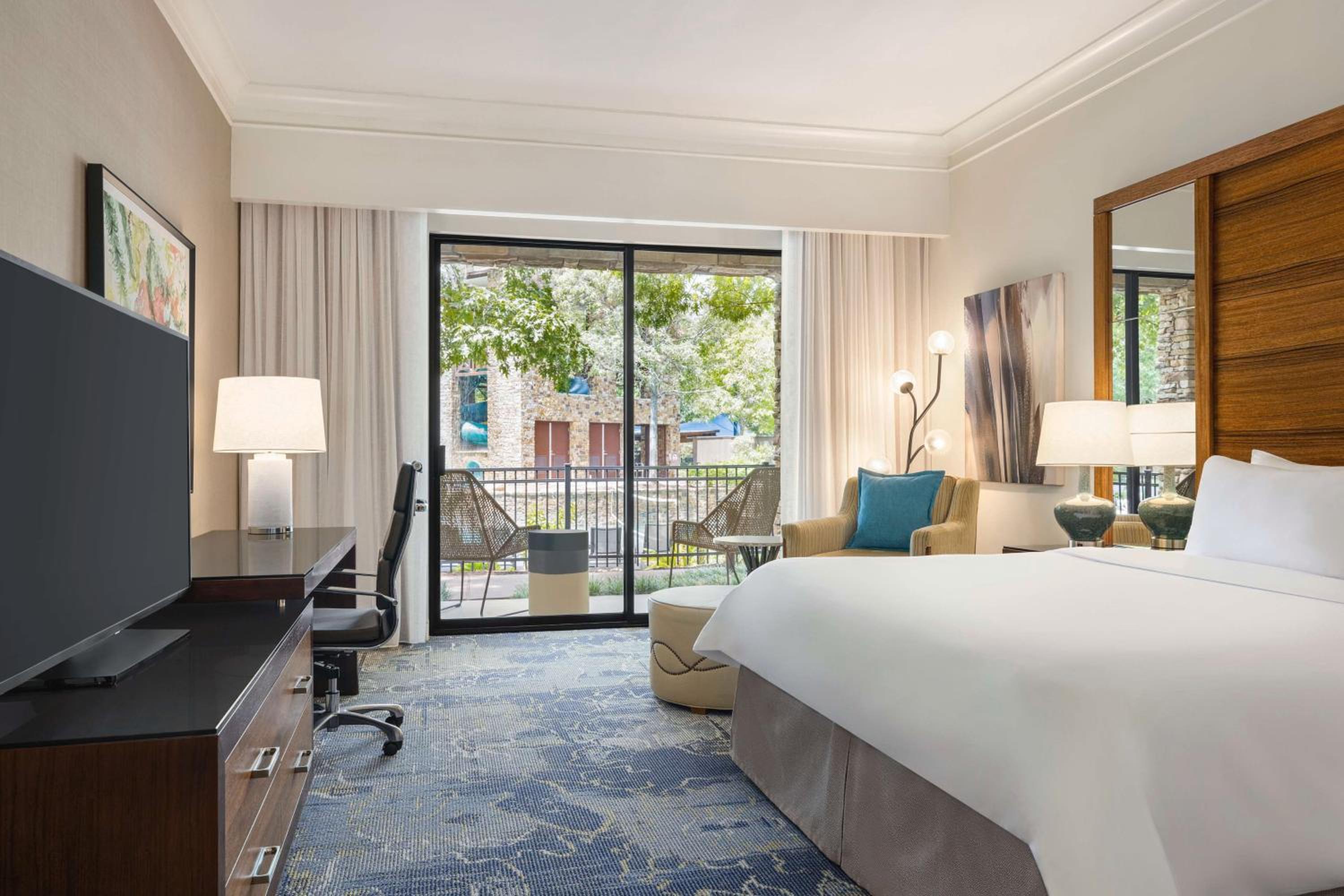 Room, King Bed, with Pool, Accessible
