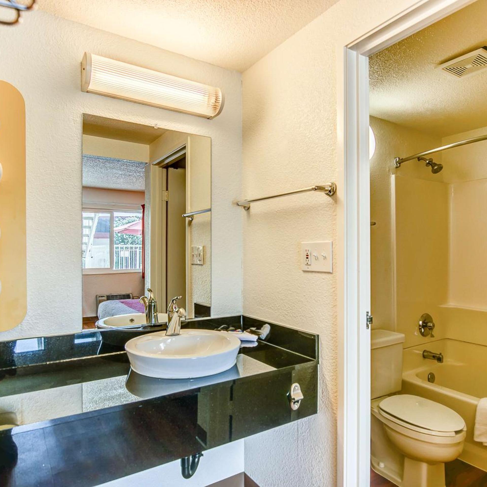 غرفة بسرير كوين، Motel6 Stockton, CA - Charter Way West 7/8