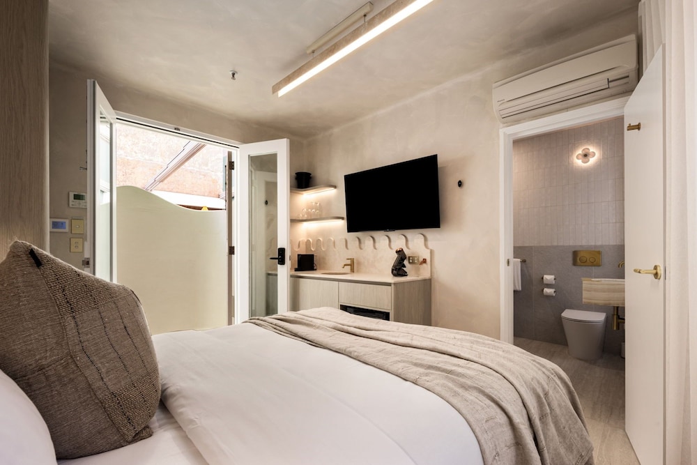 DELUXE, QUEEN BED
