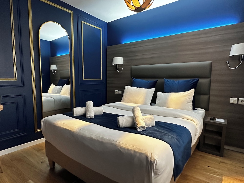 ROOM, DOUBLE BED