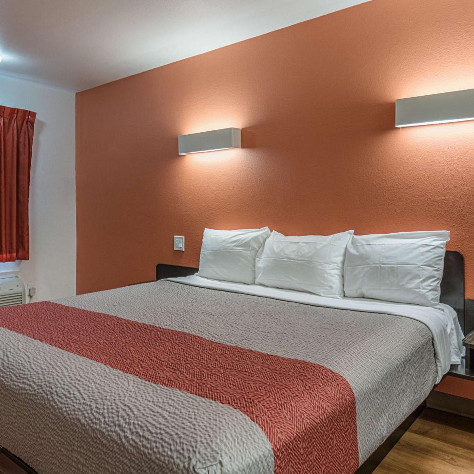1 King Bed Mobility Accessible Tub, Nsmk، Motel6 Texarkana, AR 2/7