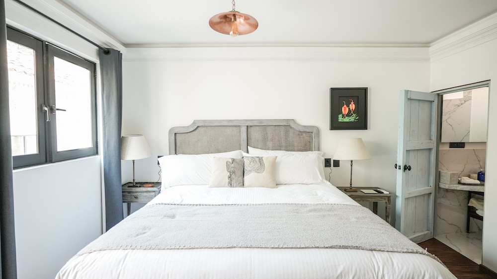 STANDARD, QUEEN BED
