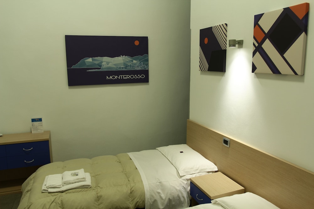 ROOM, DOUBLE OR TWIN BED