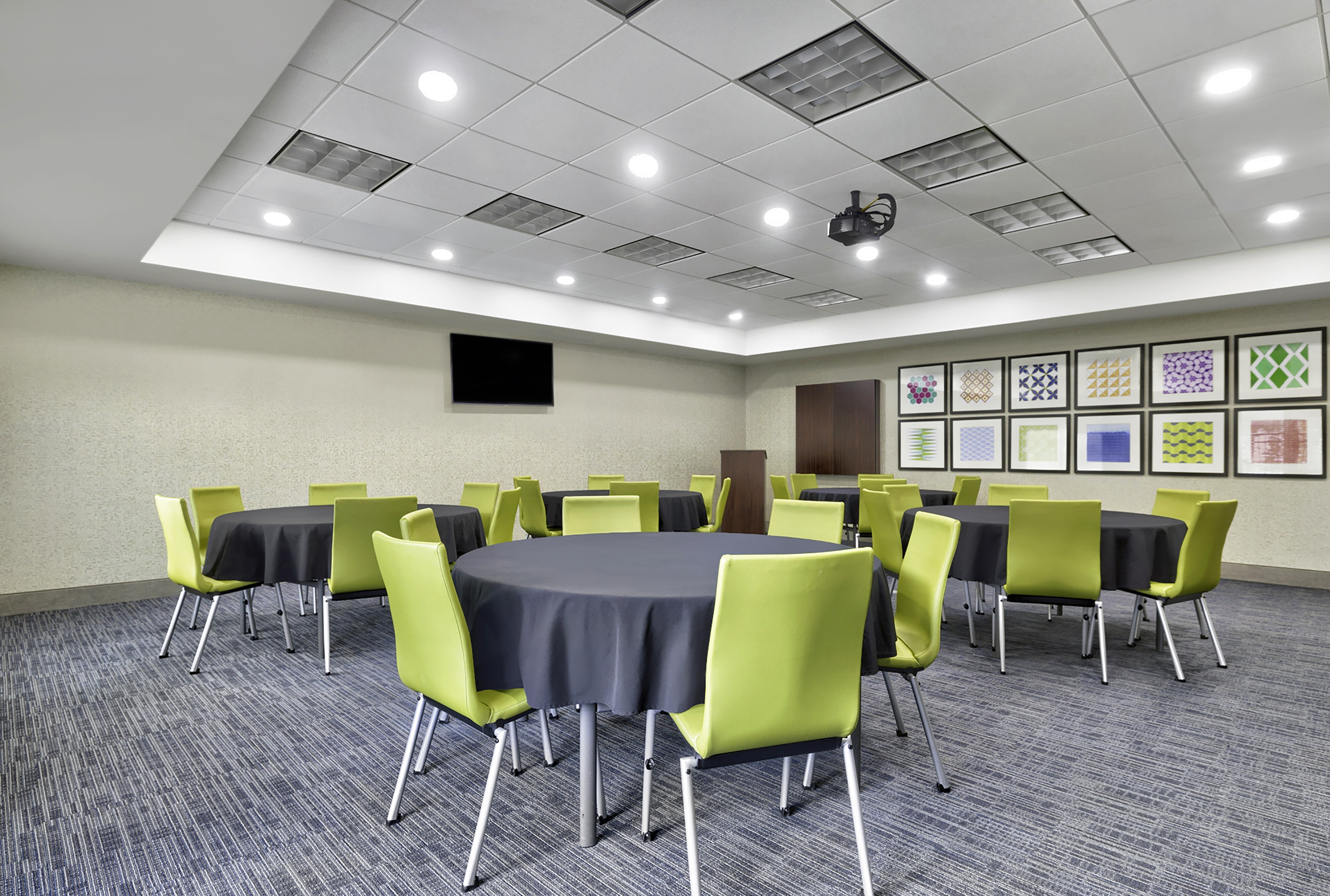 Holiday Inn Express Hotel And Suites Kansas City Grandview 60/64
