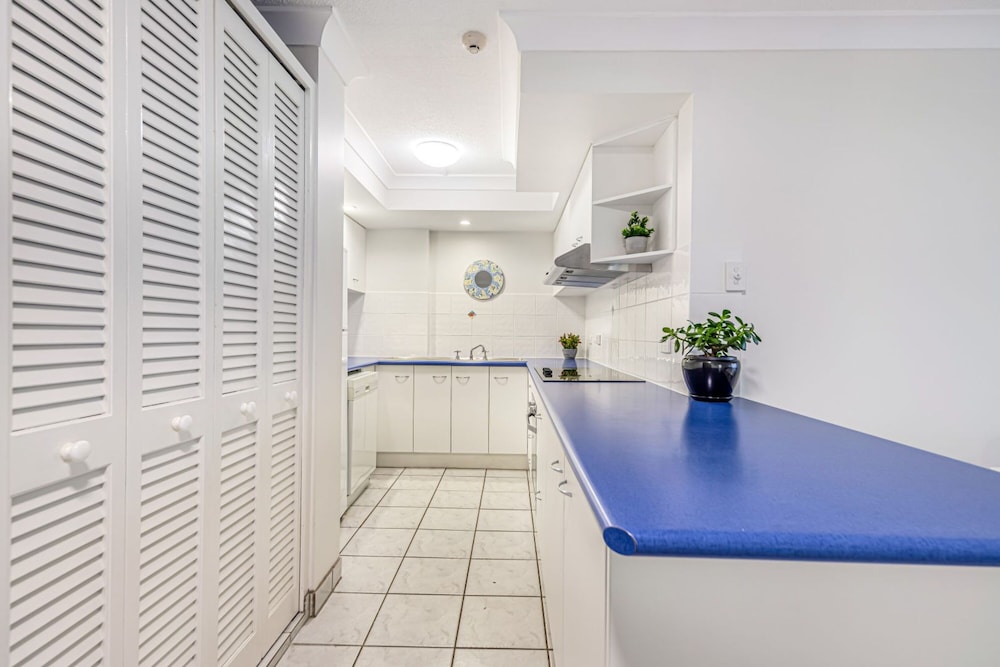 ELOUERA TOWER BEACHFRONT APARTMENTS 8/69