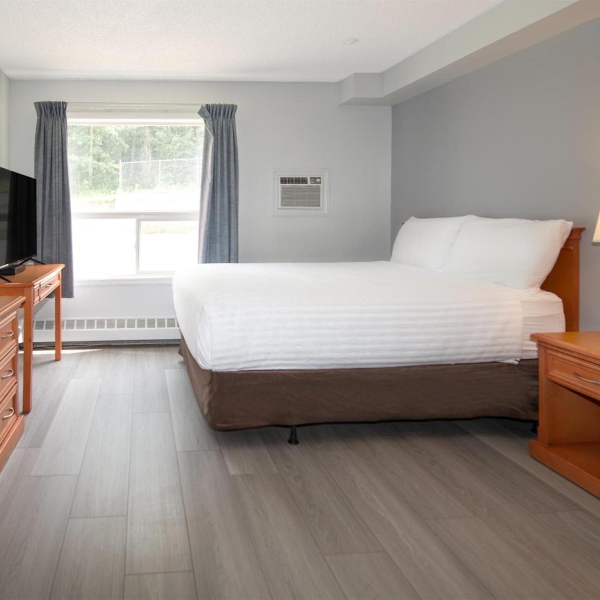 Coast, Queen Bed, Kitchenette