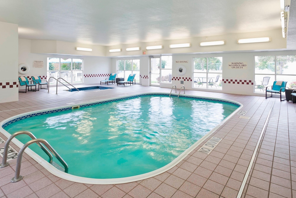 MainStay Suites Appleton Airport - Fox River Mall Area 21/46