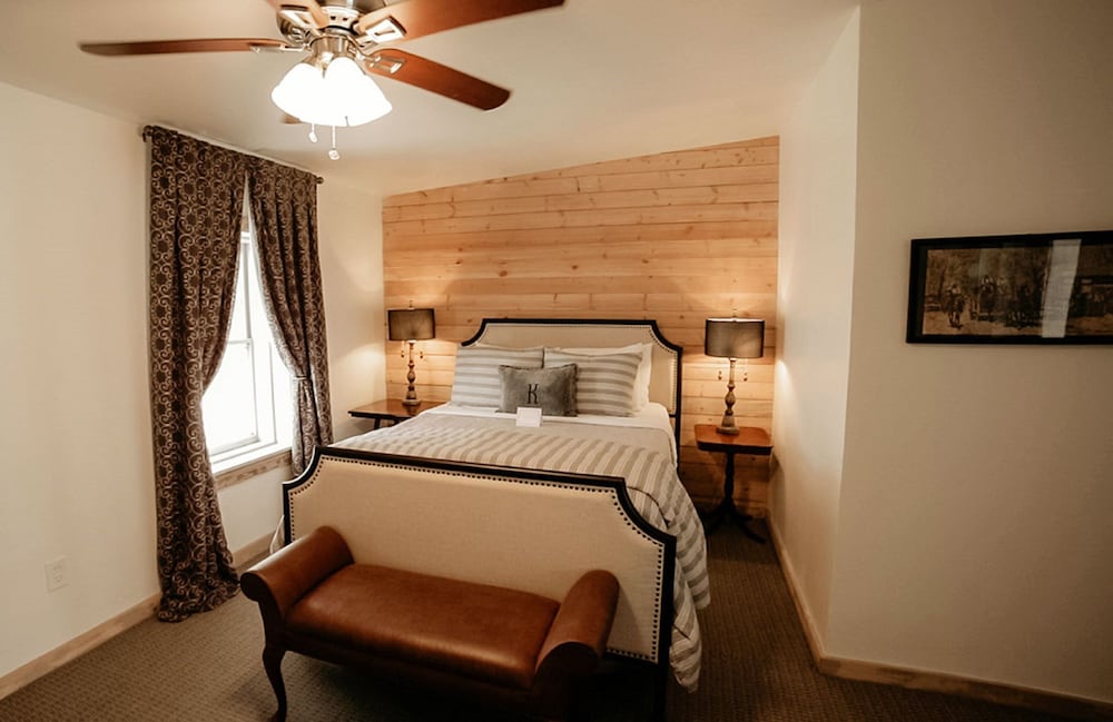 Hill Country, Queen Bed