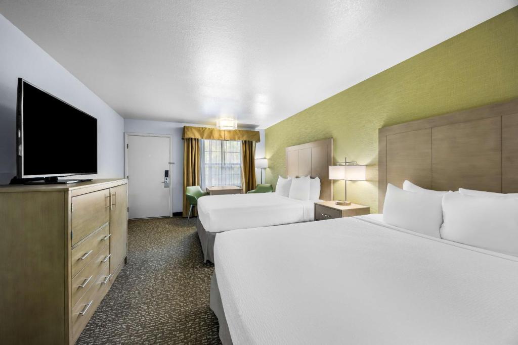 Room, Quadruple