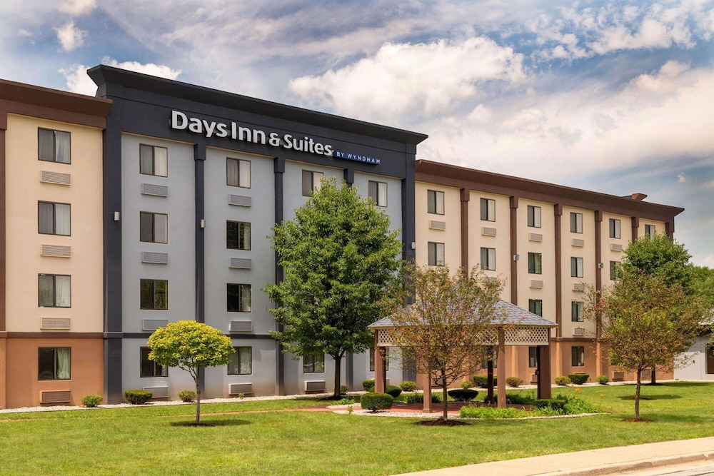 Days Inn and Suites by Wyndham Hammond, IN 3/50