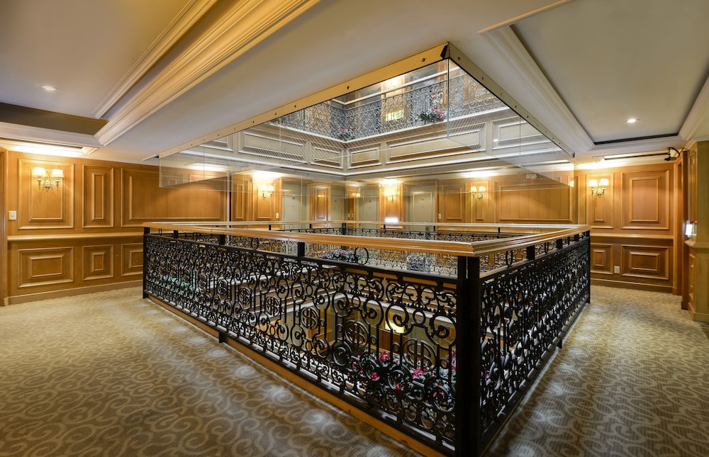 Forbes Hotel 2/20