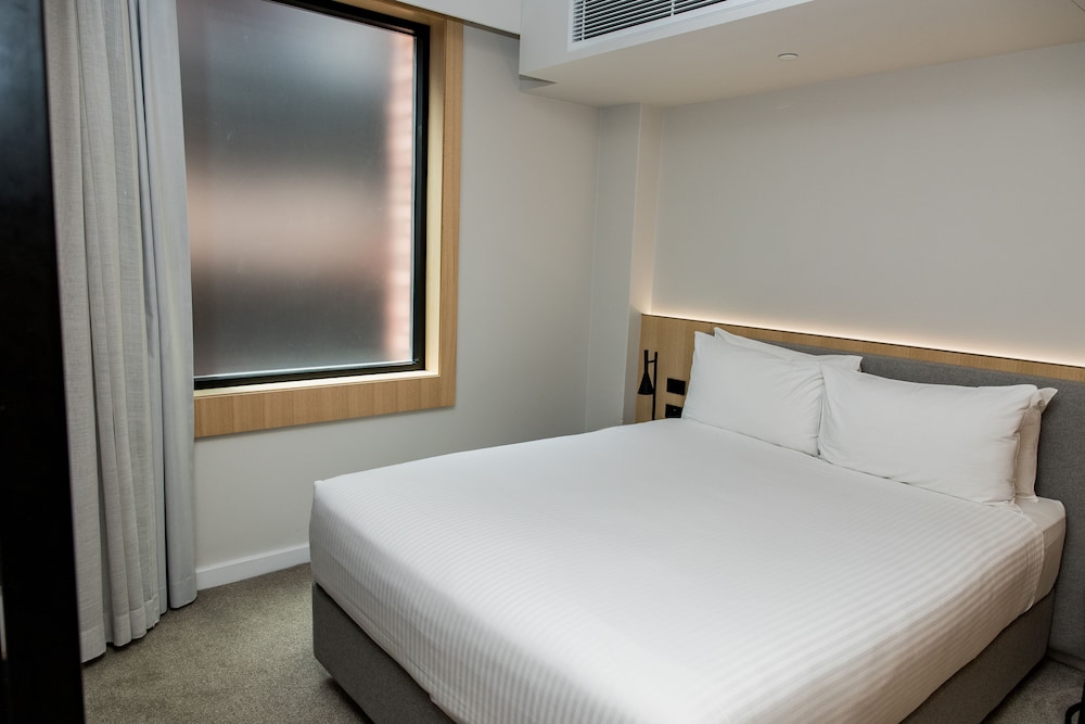 Perth Essential, Queen Bed