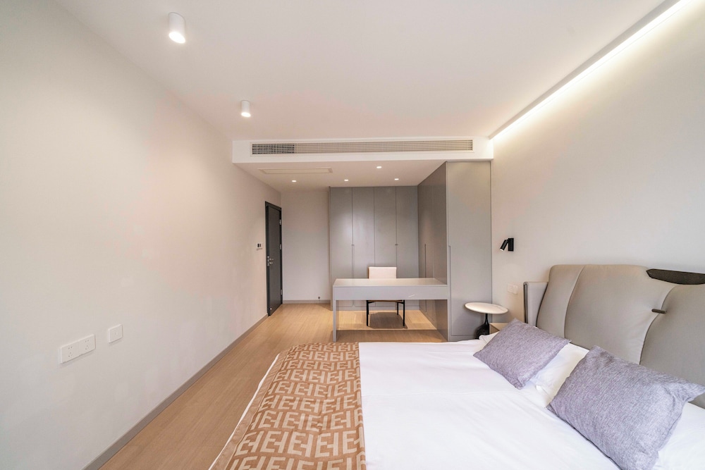 Elite, Apartment, 1 Double and 2 Queen Beds, Book and Bed-People's Square 2/10