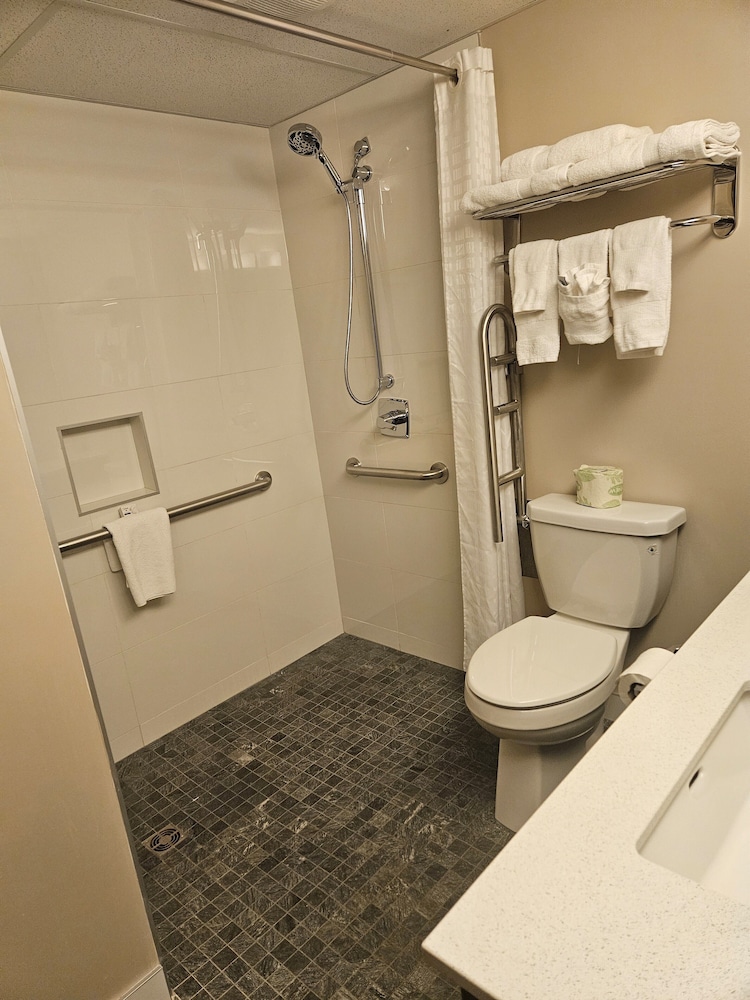 Room, King Bed, Accessible, Super 8 By Wyndham Spruce Grove 3/5