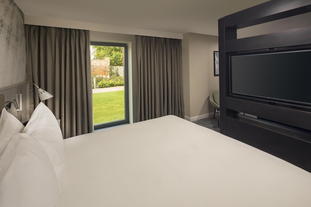غرفة ديلوكس عائلية بسرير كينج مع أريكة، DoubleTree by Hilton Hotel & Spa Chester 2/10